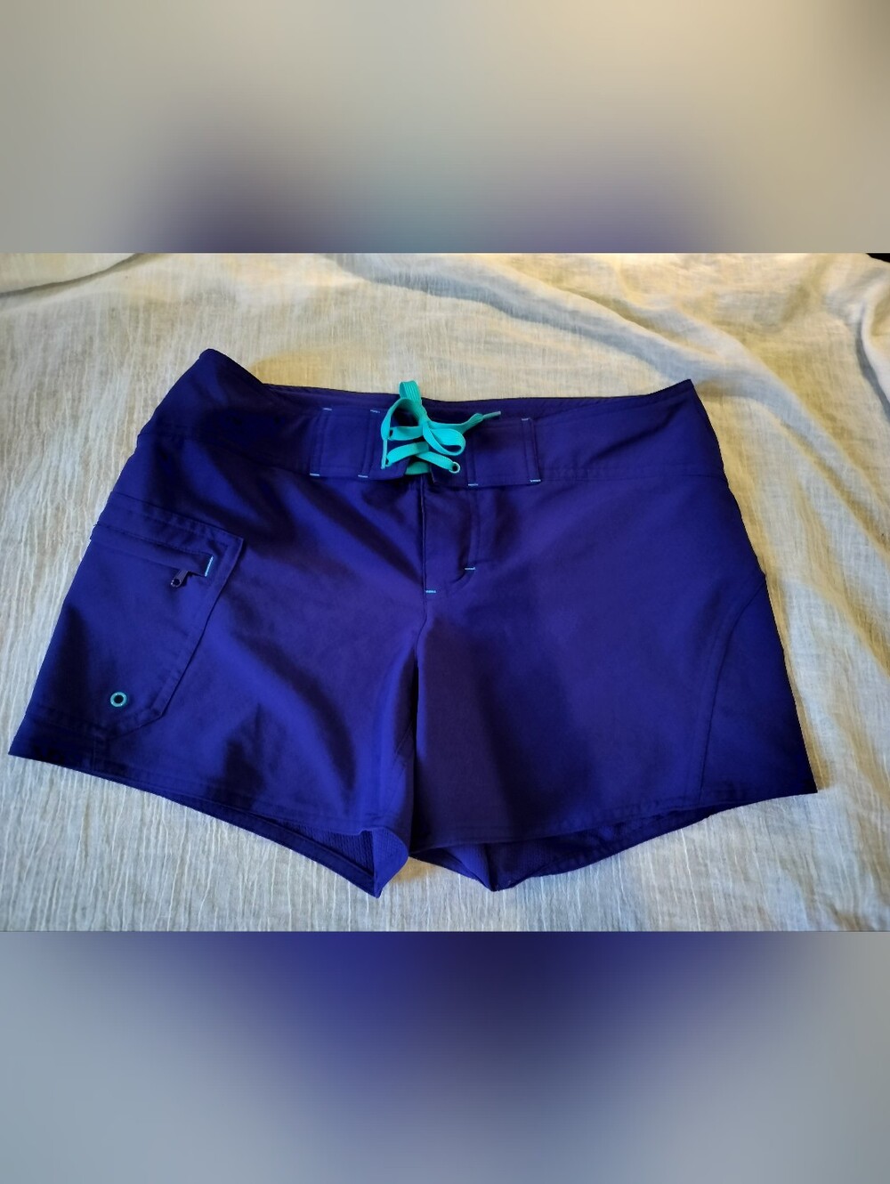 Like New Athleta Blue Athletic Shorts with Teal Drawstring Size 6 (Medium)
